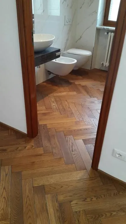 80mq di parquet prefinito Rovere Castle Brown 2 strati spina Italiana 13,5x95x600mm