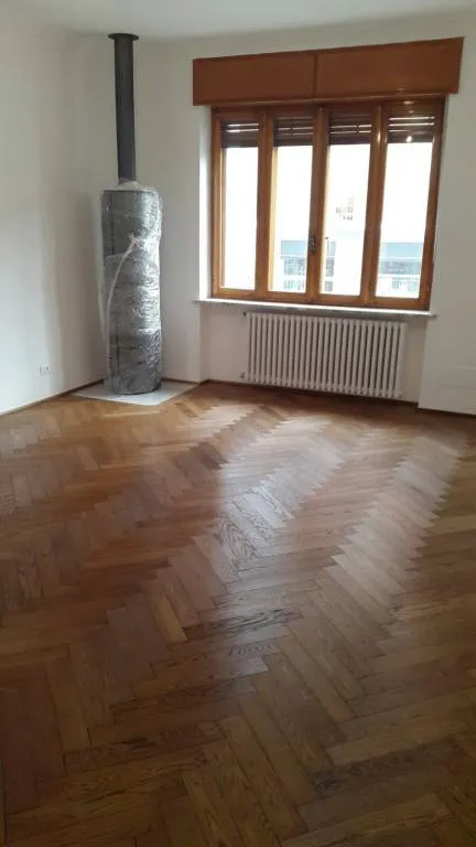 80mq di parquet prefinito Rovere Castle Brown 2 strati spina Italiana 13,5x95x600mm