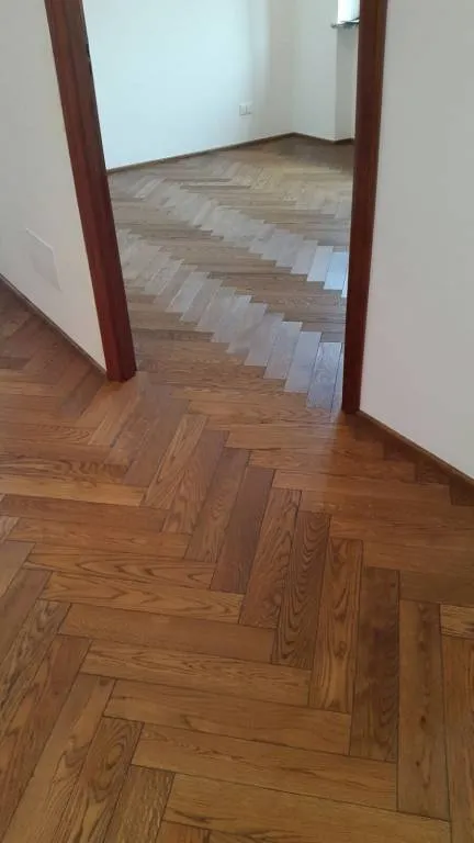 80mq di parquet prefinito Rovere Castle Brown 2 strati spina Italiana 13,5x95x600mm