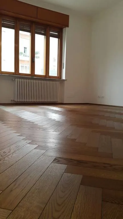 80mq di parquet prefinito Rovere Castle Brown 2 strati spina Italiana 13,5x95x600mm