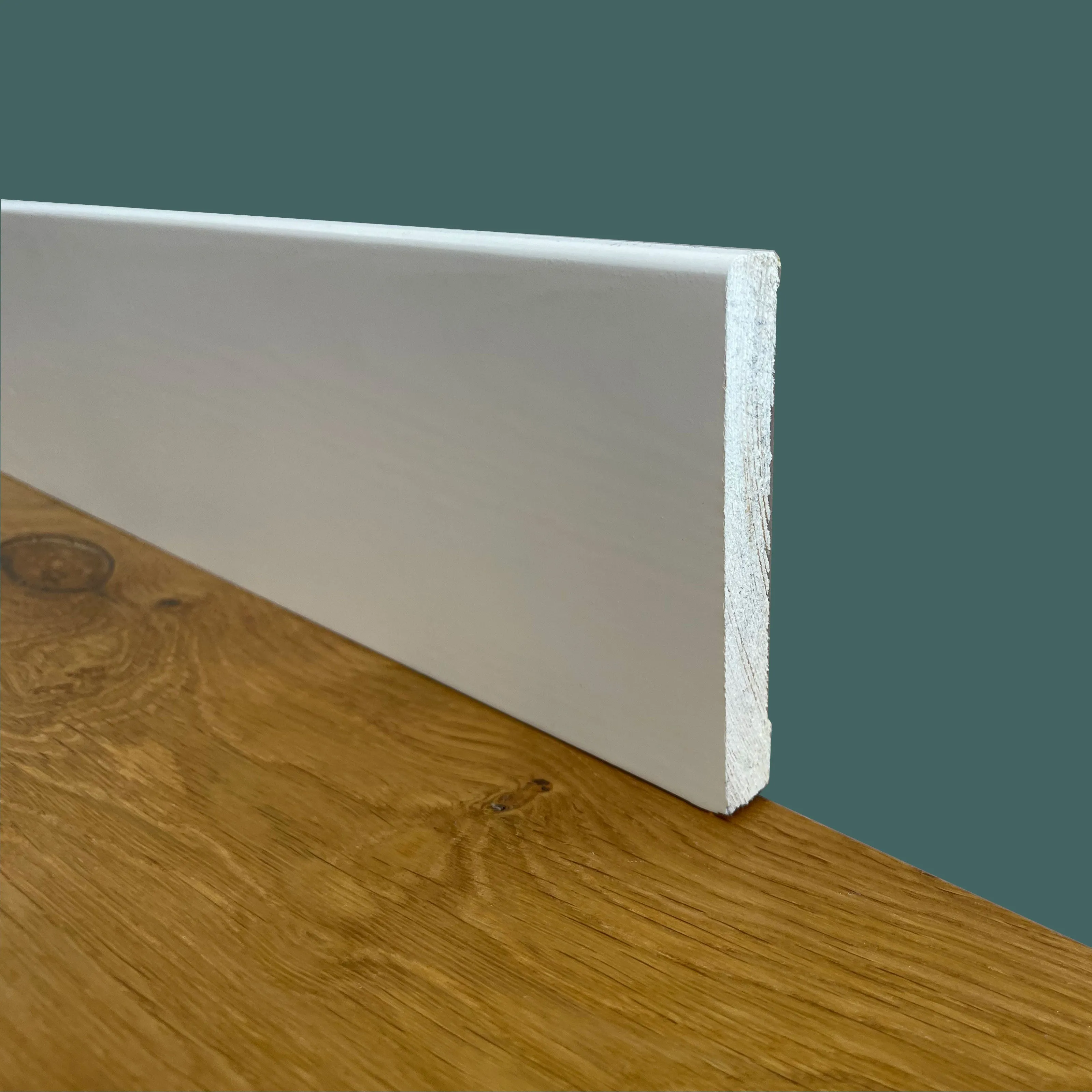 Battiscopa PREMIUM in legno MASSELLO squadrato 95x12 laccato bianco liscio (prezzo al metro)