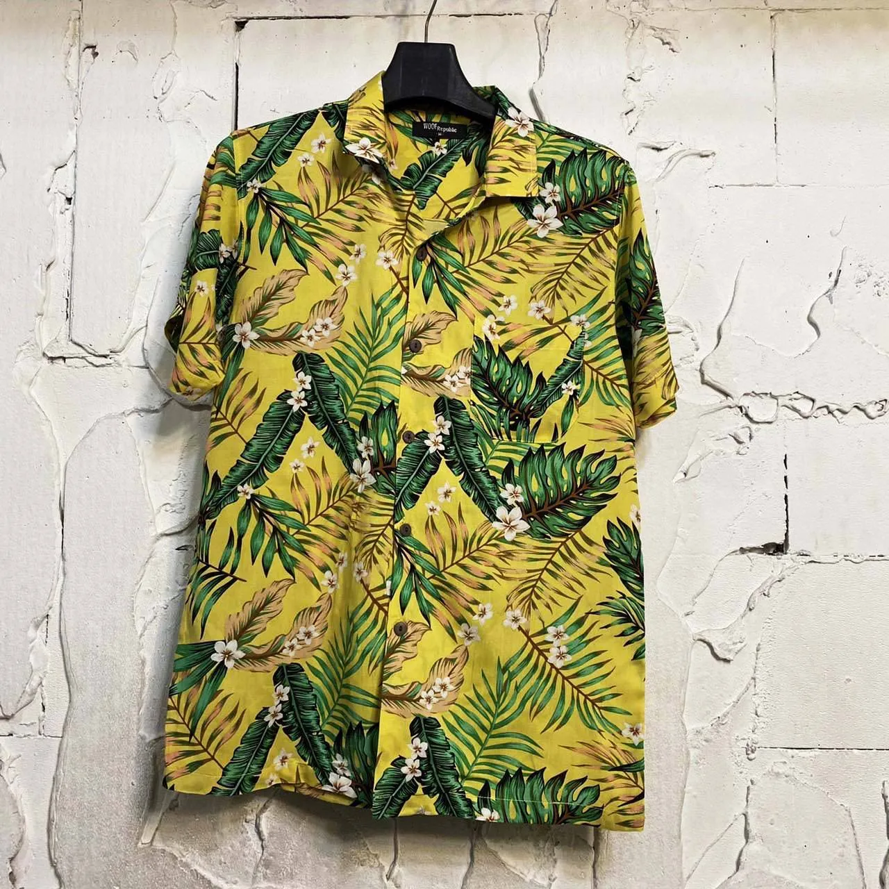 Chemise hawaienne jaune à fleurs vertes